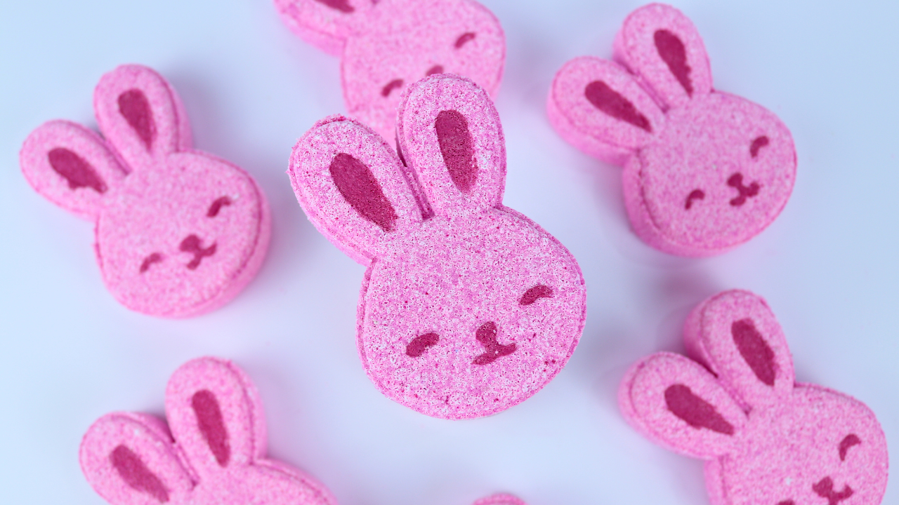 STRAWBERRY BUNNY BATH BOMB