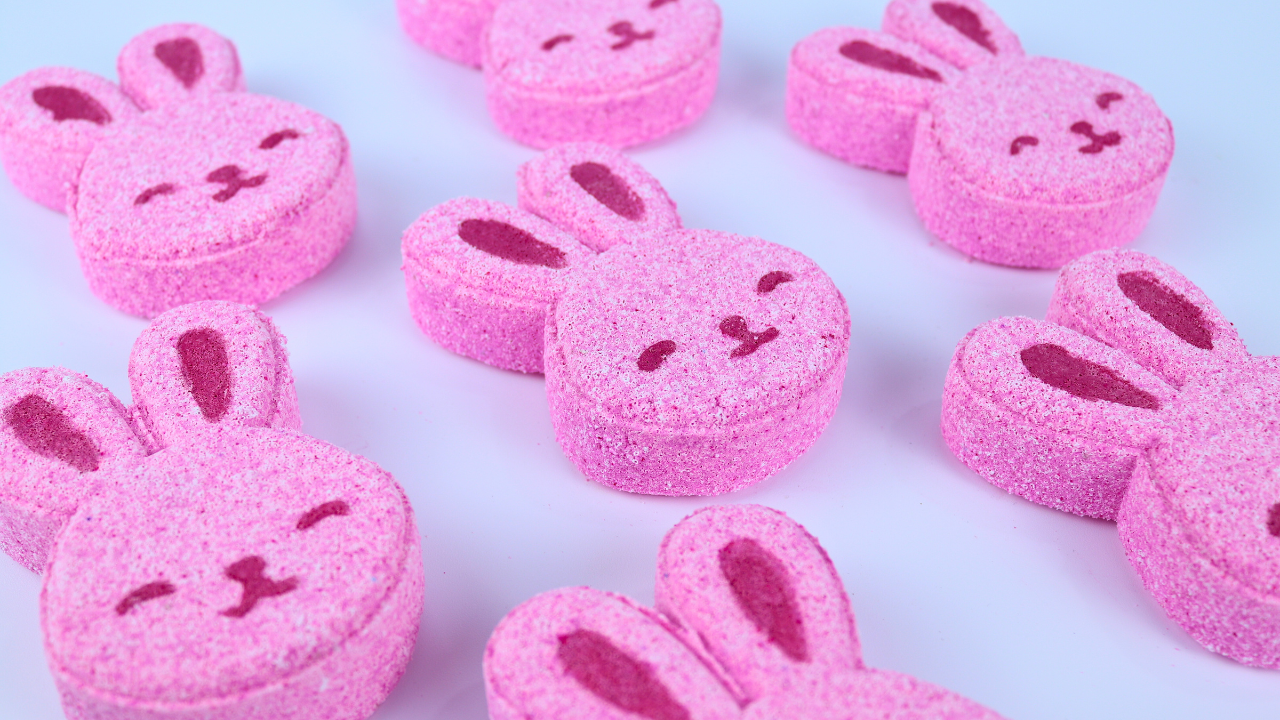 STRAWBERRY BUNNY BATH BOMB